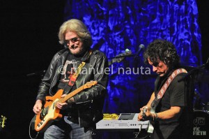 Daryl Hall (L) and John Oates (R)
